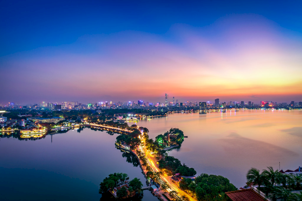 Eye-catching sunset beauty on Thanh Nien Road